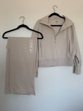 SET: Half-zip sweatshirt and High-Waisted Dynamic Fleece Wide-Leg Pants